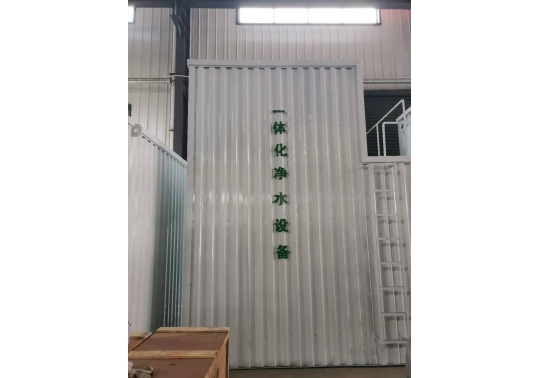 生活廢水處理設(shè)備系統(tǒng)軟硬件：由混凝土池、沉砂池、過濾池、水體平穩(wěn)加藥設(shè)備、反清洗設(shè)備、離心水泵及電控柜構(gòu)成